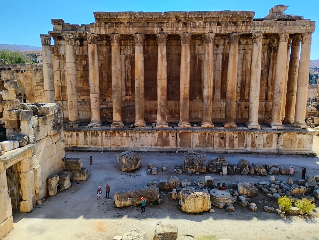 معبد باخوس من الخارج ذو الاعمدة المميزة