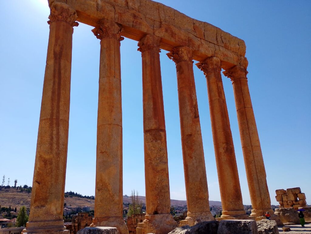 الاعمدة الستة الشهيرة التي ما زالت شامخة عبر الزمن من معبد جوبيتير
