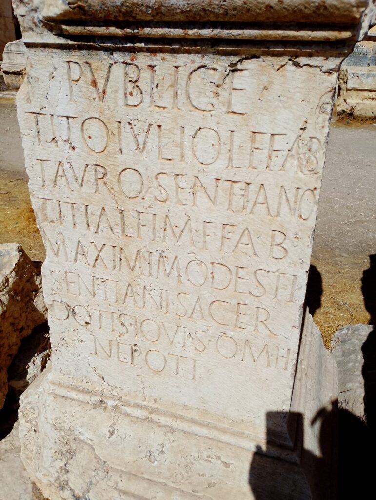 نص يشير الى اقامة نصب تذكاري تقدرا لاحد الكهنة